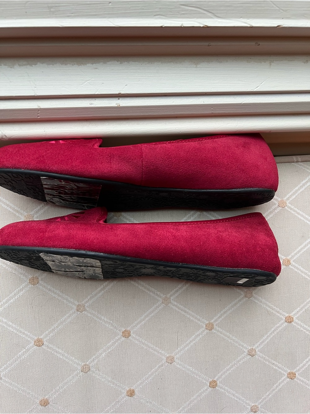 UGG Australia Red Suede Sunburst Slippers / Flats
Size: US Women's 7 - Picture 4 of 7